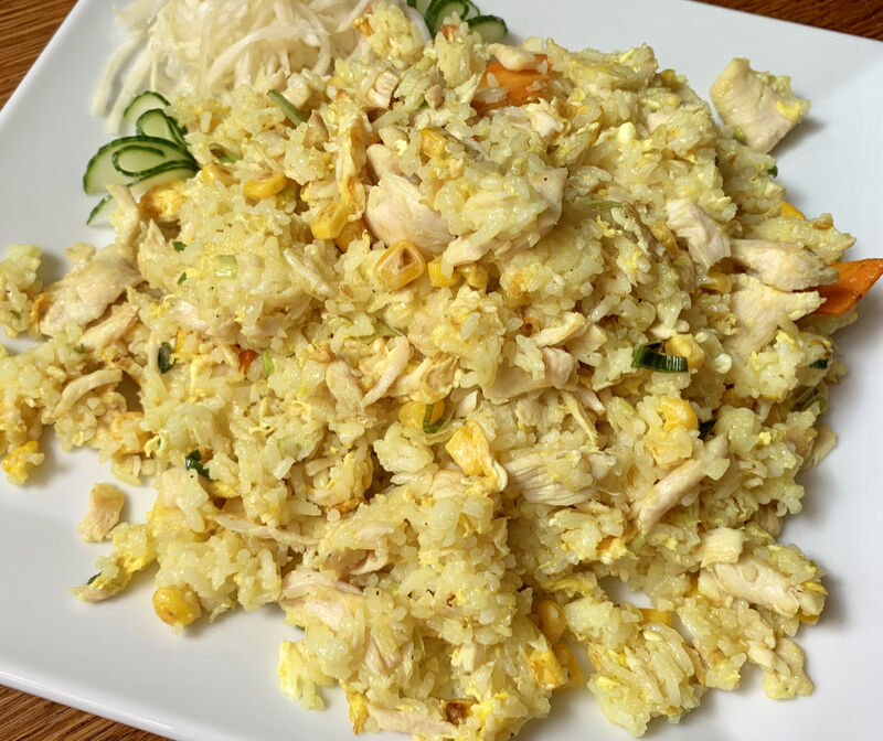 Smažená rýže na kari s kuřecím masem