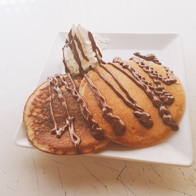 Desayuno fit..Tortitas de avena con suave crema chantilly y sirope de chocolate..