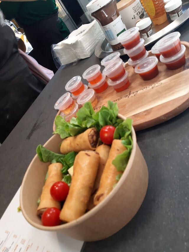 Nems au poulet avec sa salade fraîcheur..