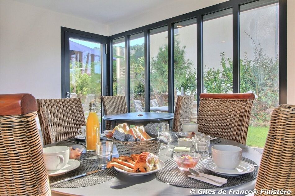 L'espace dédié aux petits déjeuners et dîners - Les petits-déjeuners sont inclus dans le tarif des chambres - 