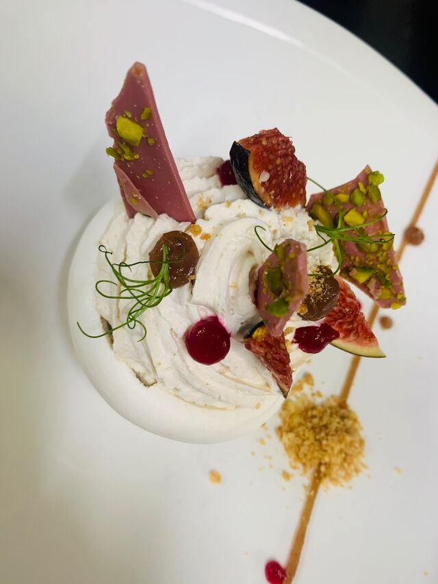 Pavlova (meringue croustillante) à la fève de tonka, vanille et figues