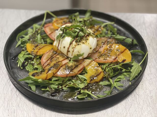 Tomate, pêche, burrata, roquette et crème de balsamique 