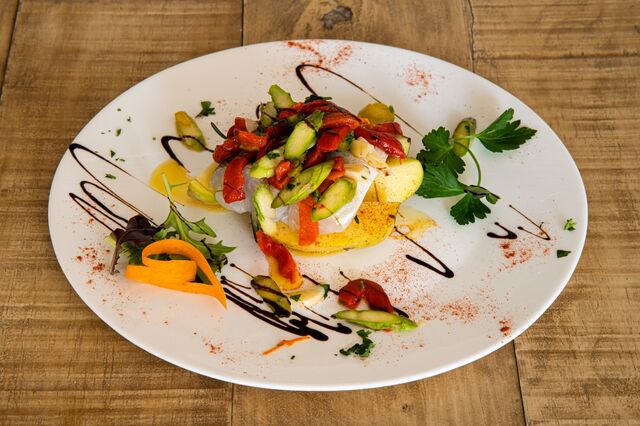 Bacalao al horno con salteado de ajo, trigueros y piquillo.