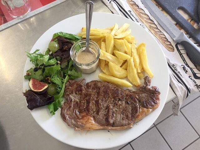 Entrecôte charolaise +/- 250g, sauce foie gras ou échalotes. Servi tous les midis. 
