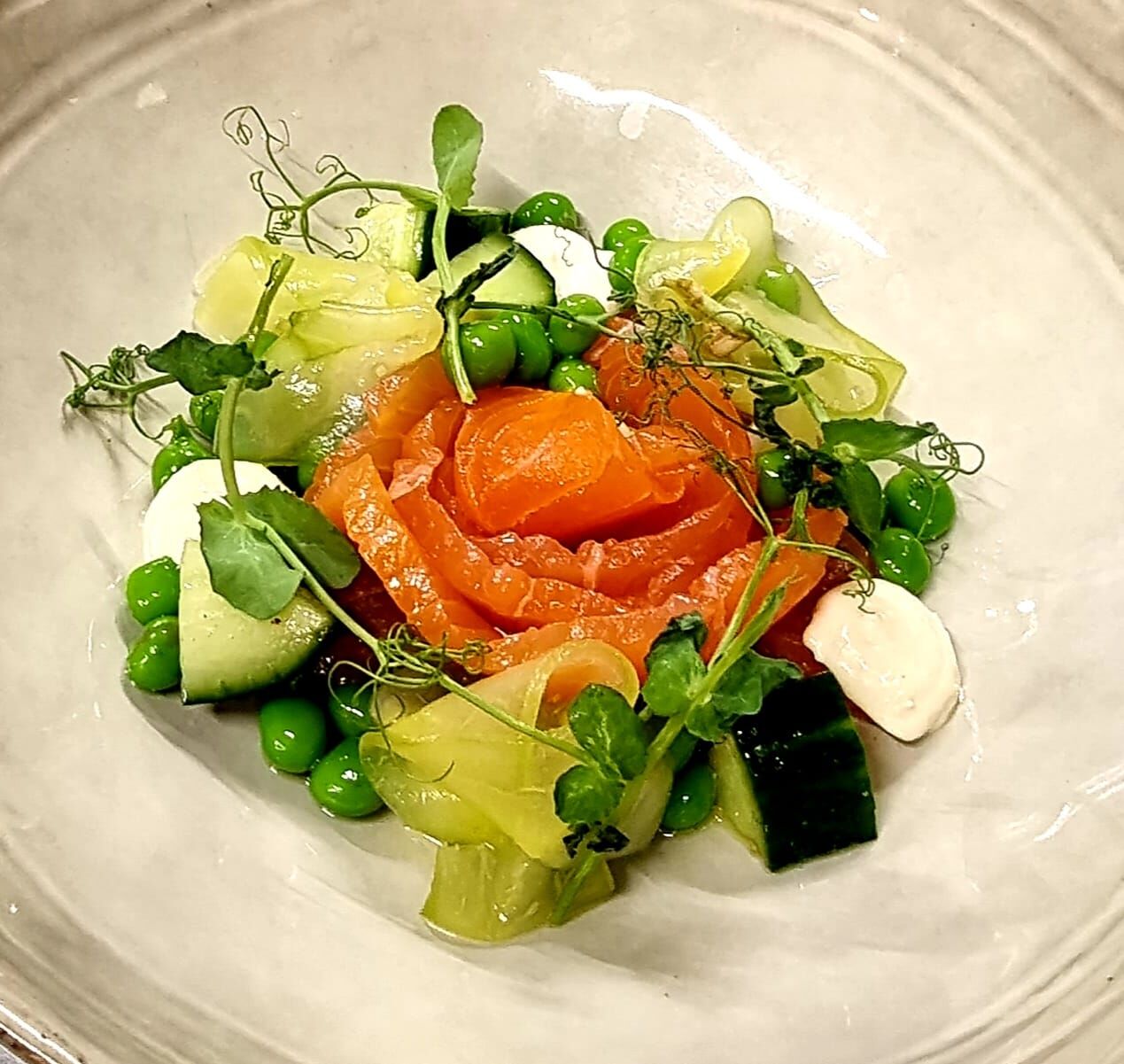 -LE SAUMON
En gravlax, déclinaison de concombre et petit pois