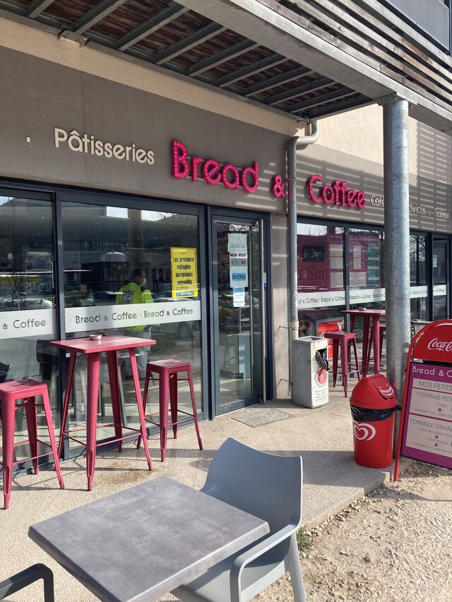 Notre devanture avec notre terrasse