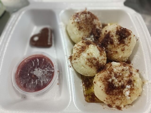 švestkové, tvarohové knedlíky sypané perníkem, máslem a cukrem se švestkovým rozvarem