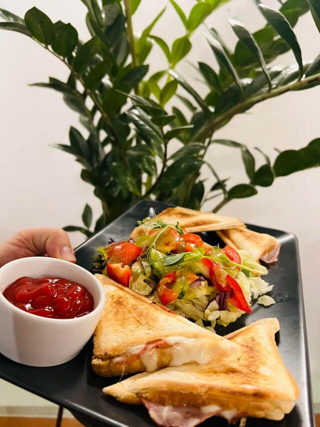 Tosty z Szynką, Serem i Sałatką Wiosenną