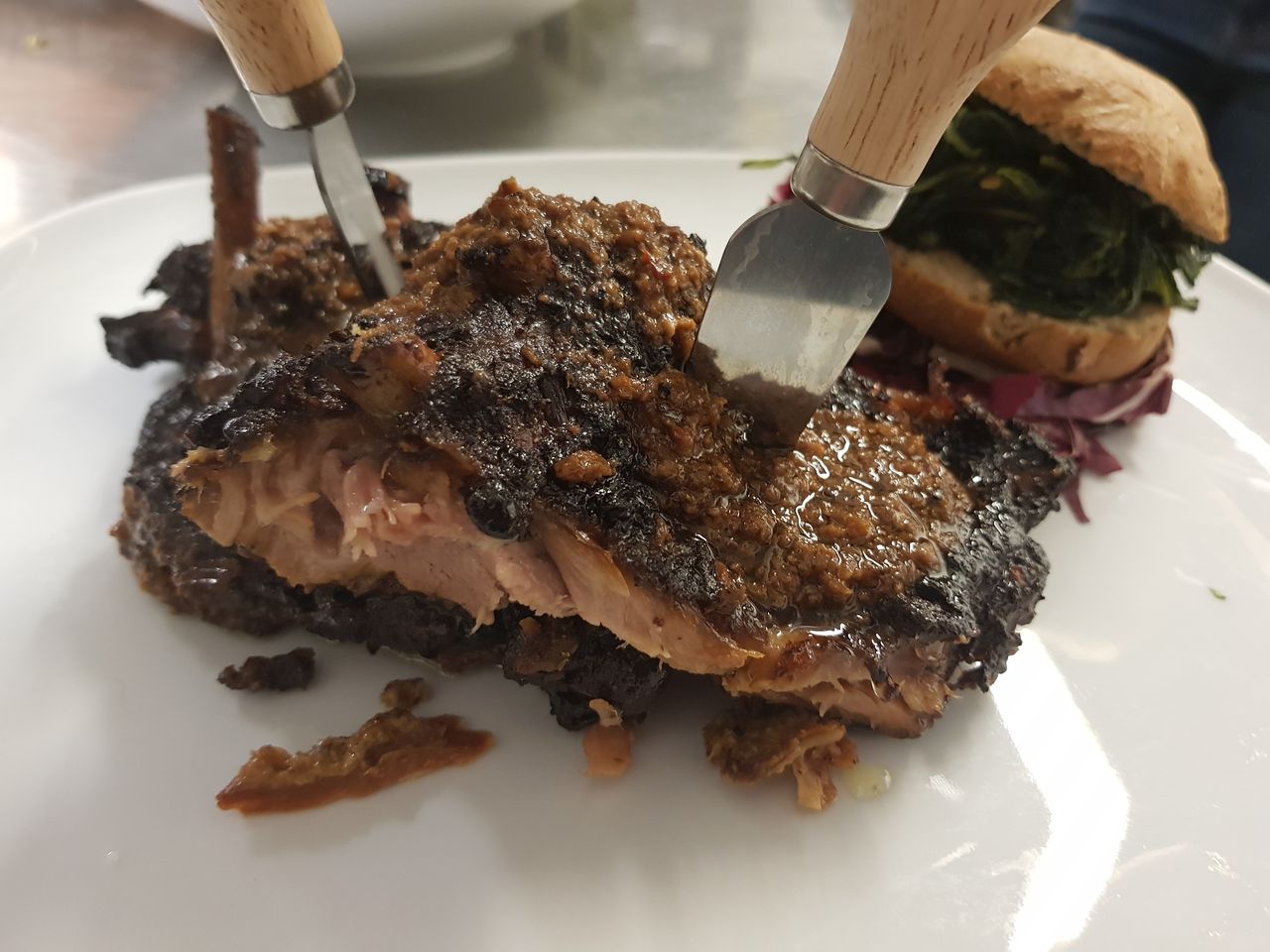 American Ribs marinate 24h e cotte 6h con burger alla cicoria