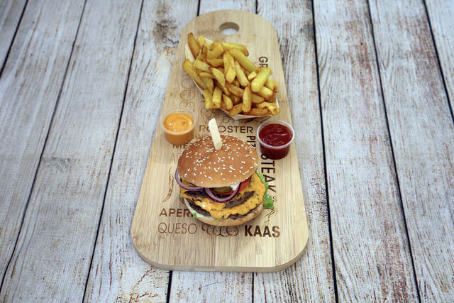 Menu Burger (avec Frites maison ou Légumes sautés et boisson
- Cheese Burger 5€
- Double Cheese 6€50
- Triple Cheese 7€50