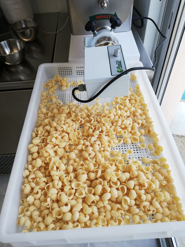 Fabrication de pâtes fraîches avant chaque service. 