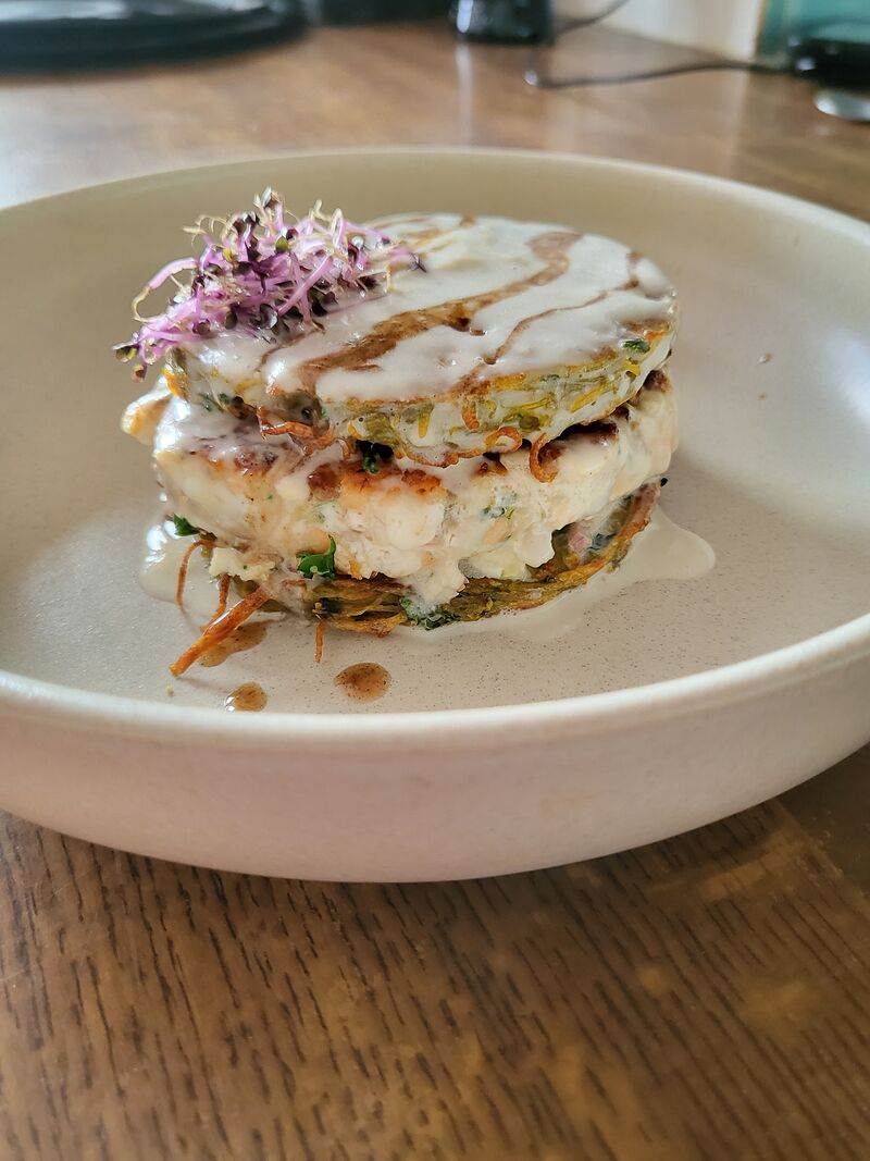 Le Burger de Saumon, échalotes et fines herbes et ricotta, râpés de pommes de terre au safran