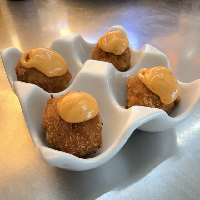 Croquetas veganas y sin gluten ni lactosa con mayonesa de chipotle en Guardamar del Segura