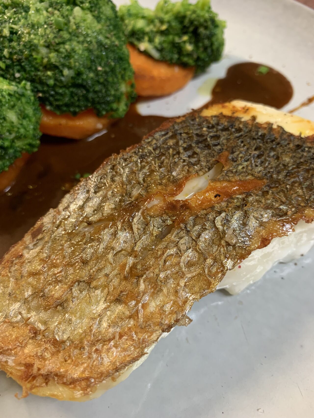 Le Pavé de Bar sur Peau, Jus Réduit, Patates Douces et Brocolis