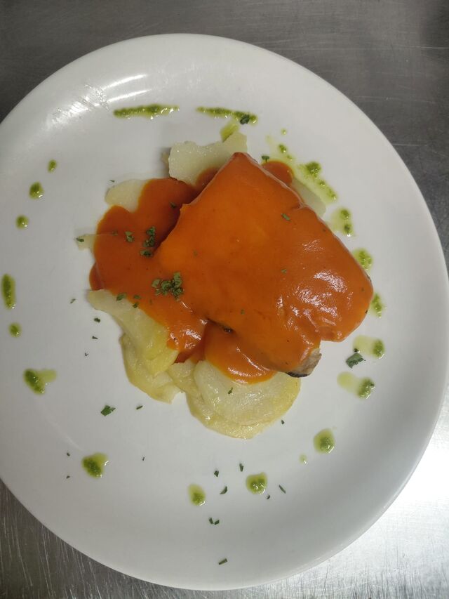 BACALAO AL PIL PIL CON PATATAS PANADERAS