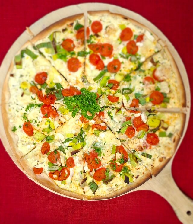 Flammkuchen mit Camembert, Tomaten und Lauch