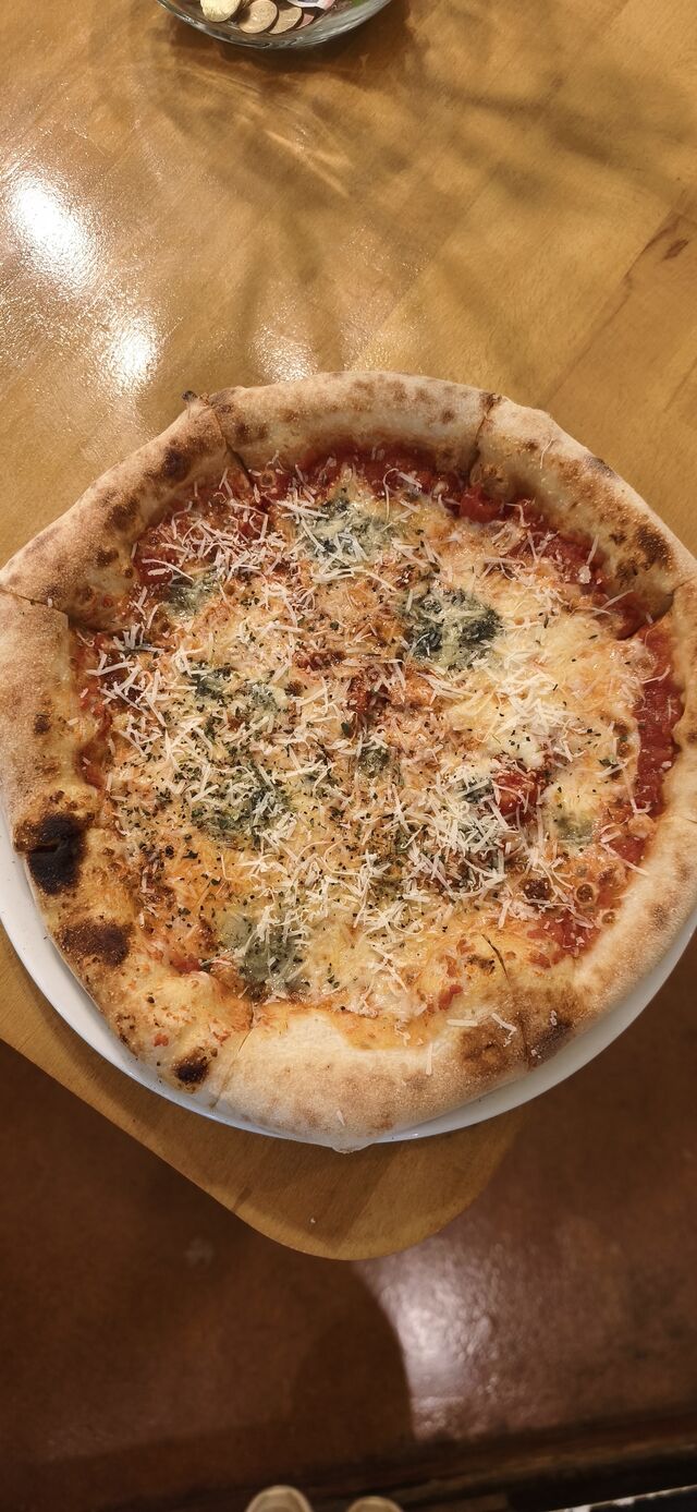 Pizza cuatro quesos italiana