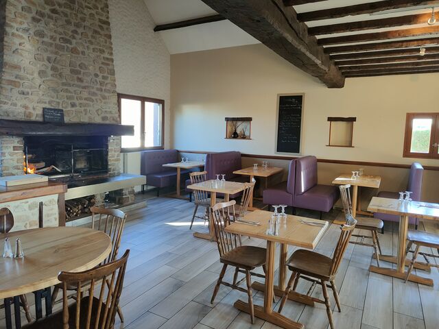Grande salle avec cheminée 