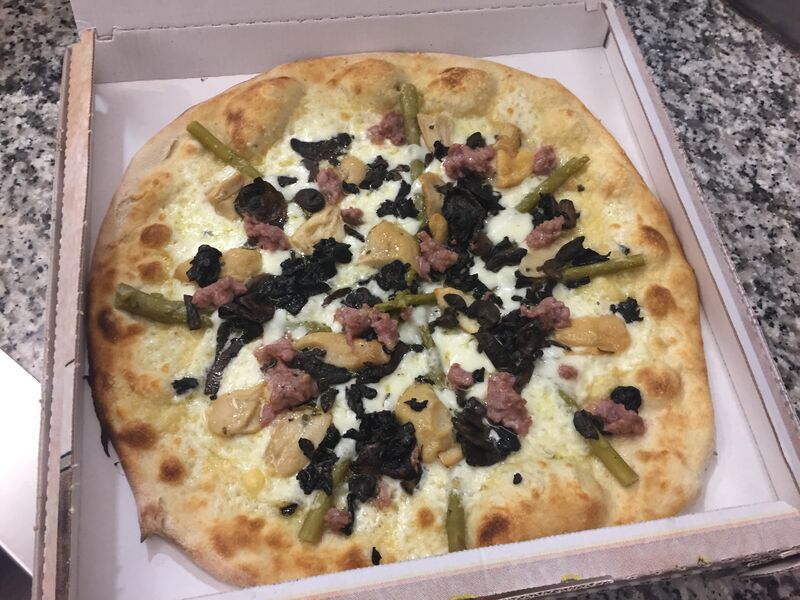 “Boscaiola” (bianca con olio, mozzarella, asparagi, grana, funghi, funghi porcini, salsiccia)