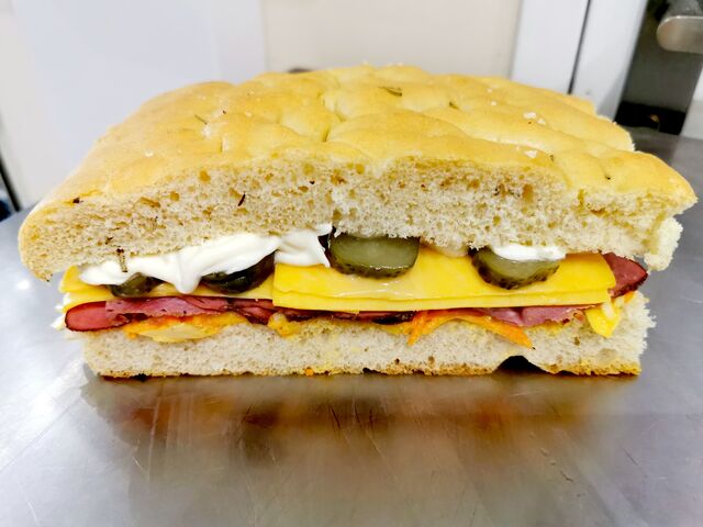 Sandwich pastrami, cheddar, focaccia maison