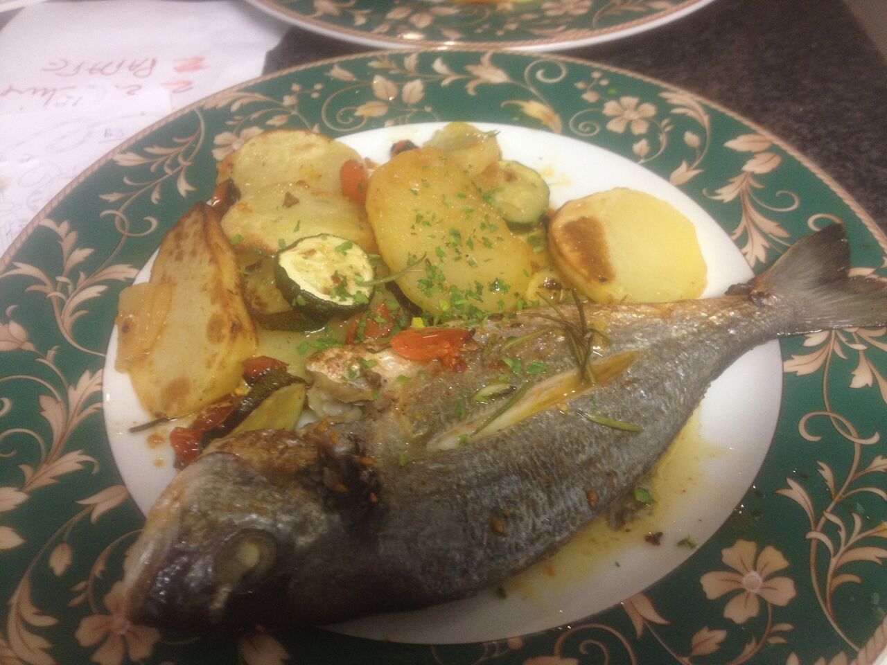 Orata al forno con patate e pomodoro fresco