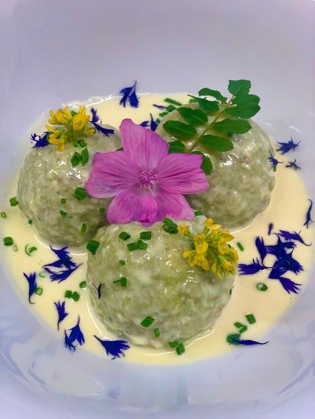 Brennnesselknödel mit Graukäsesauce