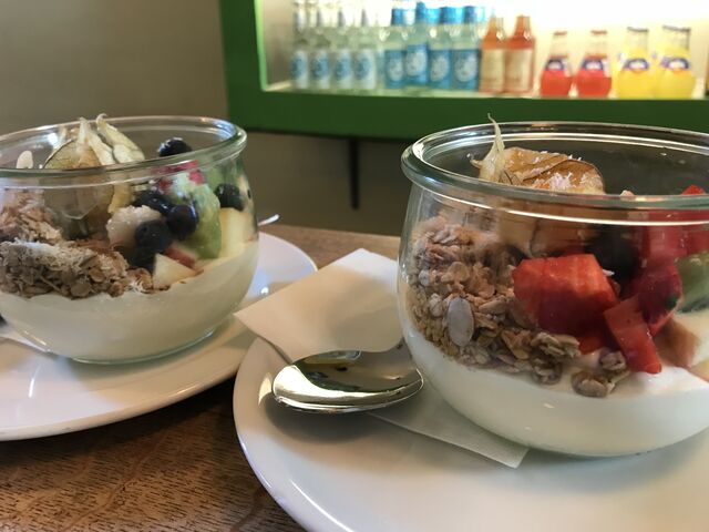 Griechischer Jogurt mit frischem Obst und Crunchy-Müesli