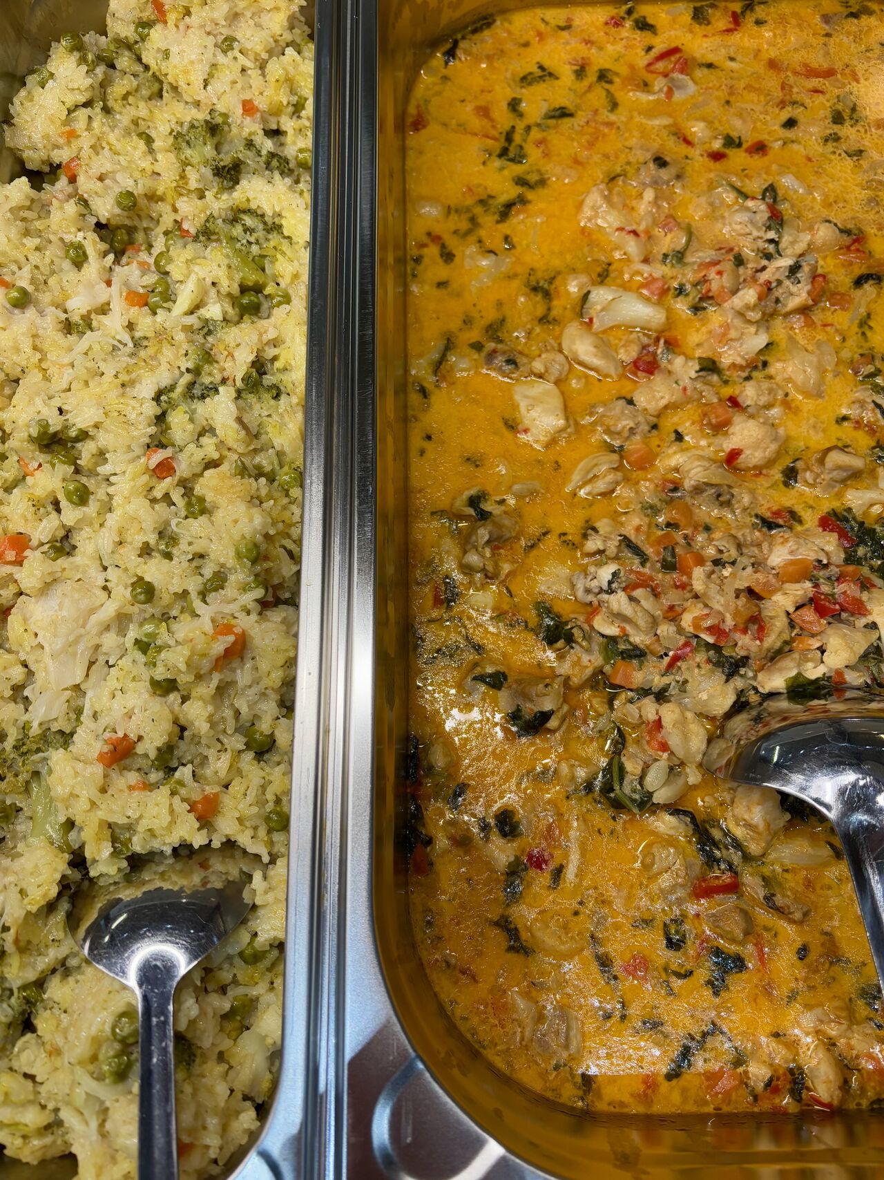 Reis mit verschiedene Gemüse und Hähnchen mit Sahnesauce 