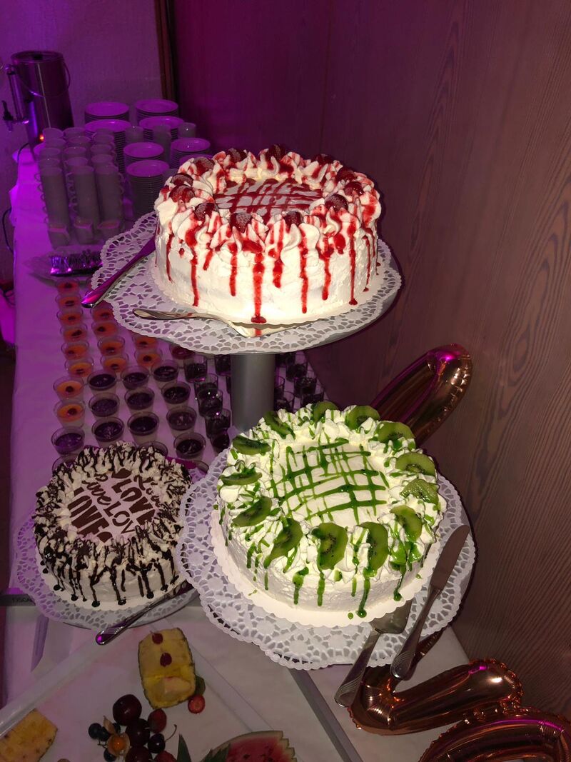 Wir bieten Ihnen auf tel. Bestellung verschiedene Arten von Eistorten an.