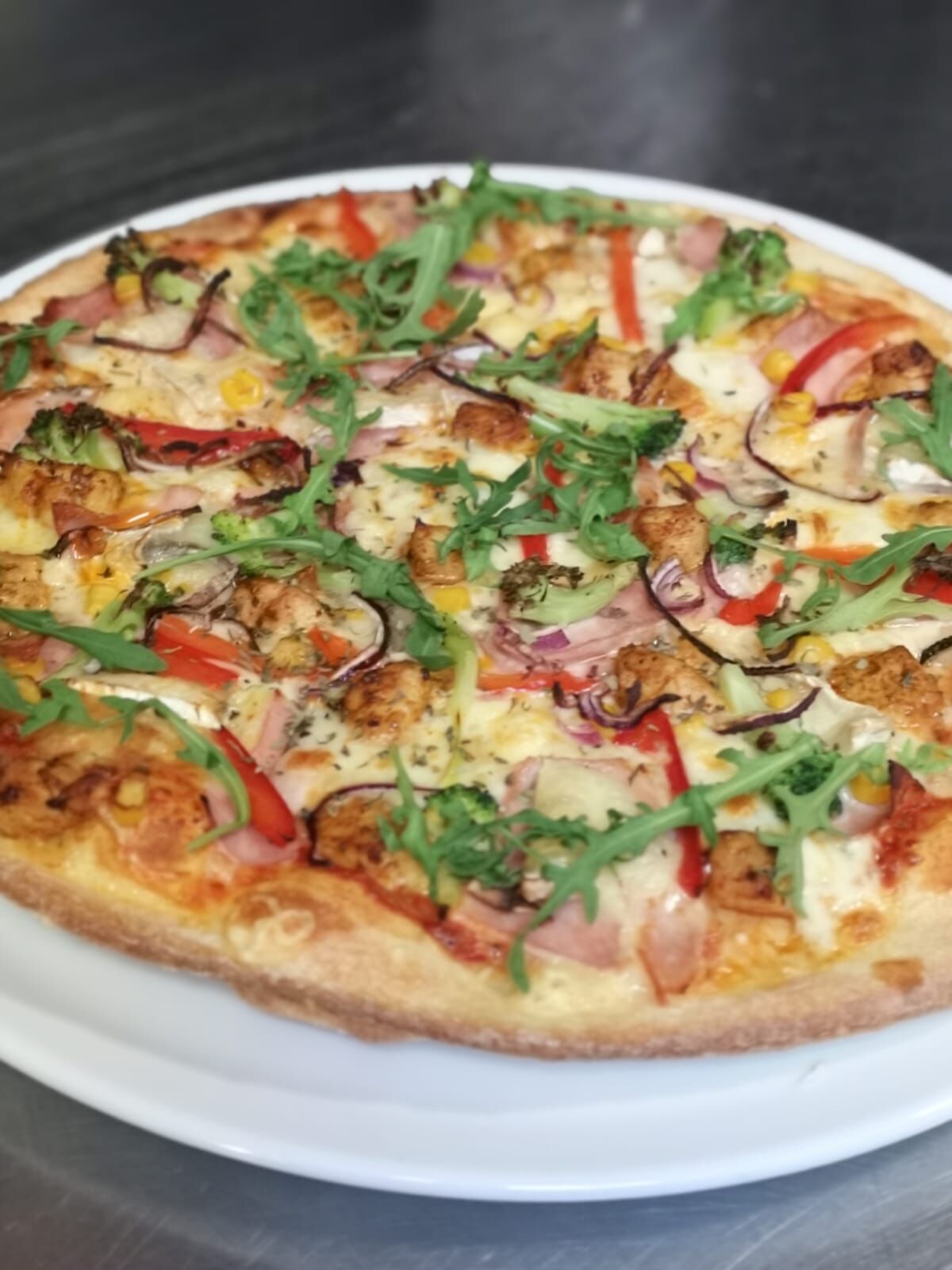 Pizza
1. Margherita 20zł
2. Z Szynką 23zł
3. Włoska 29zł
4. Wiejska 29zł