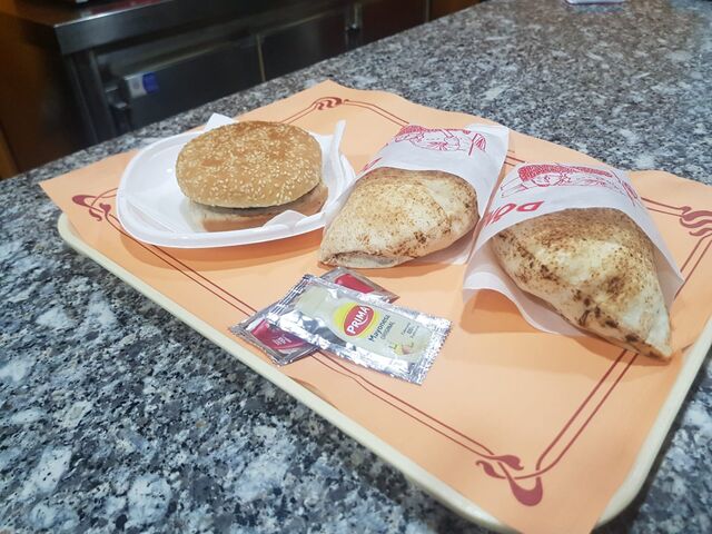 Hamburgues simple y shawarmas ricos, ricos...