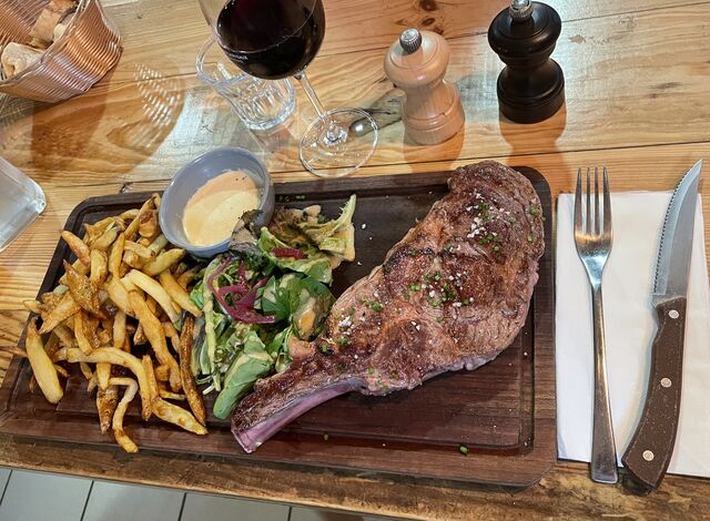 Côte de bœuf frites salade 