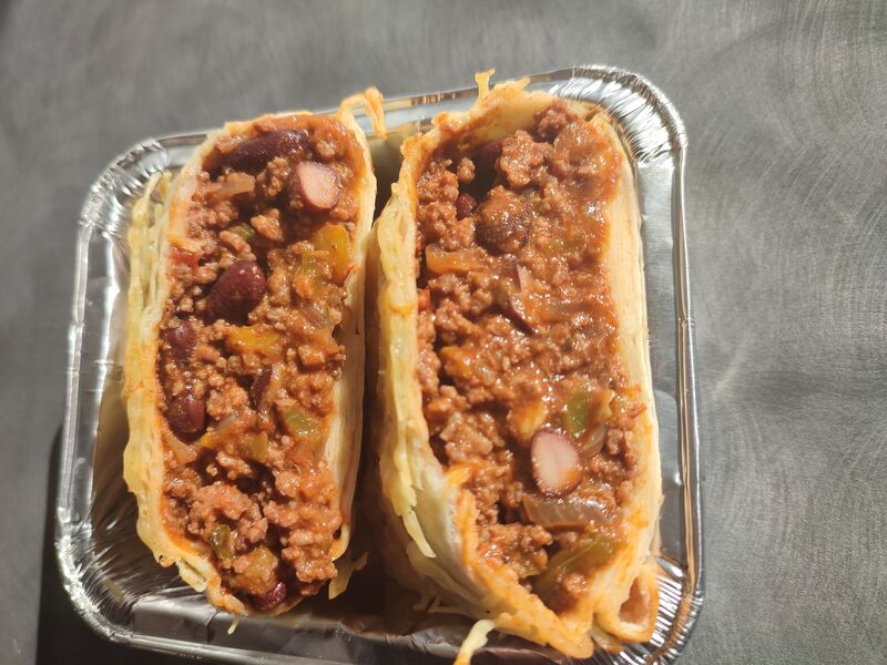 Enchiladas (galette de blé, bœuf, oignons, poivrons, tomates,haricots rouges,épices mexicaine) gratiné à l'emmental