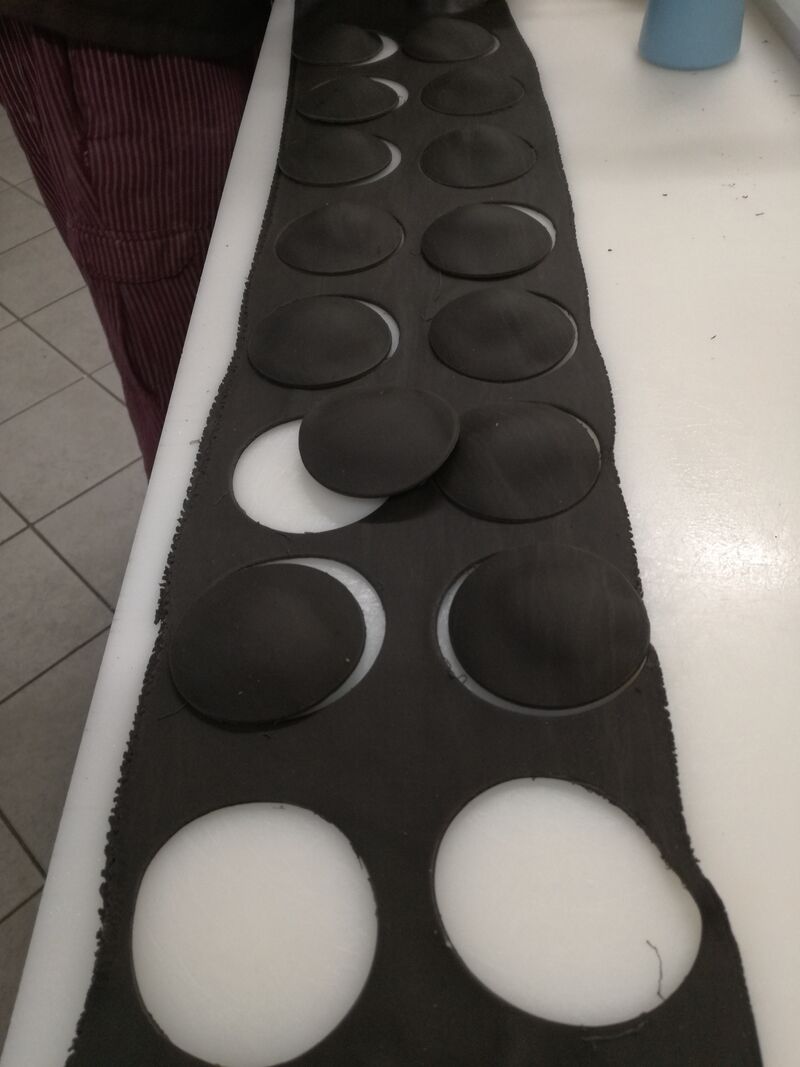 Schwarze Seppia Ravioli mit Knoblauchfüllung