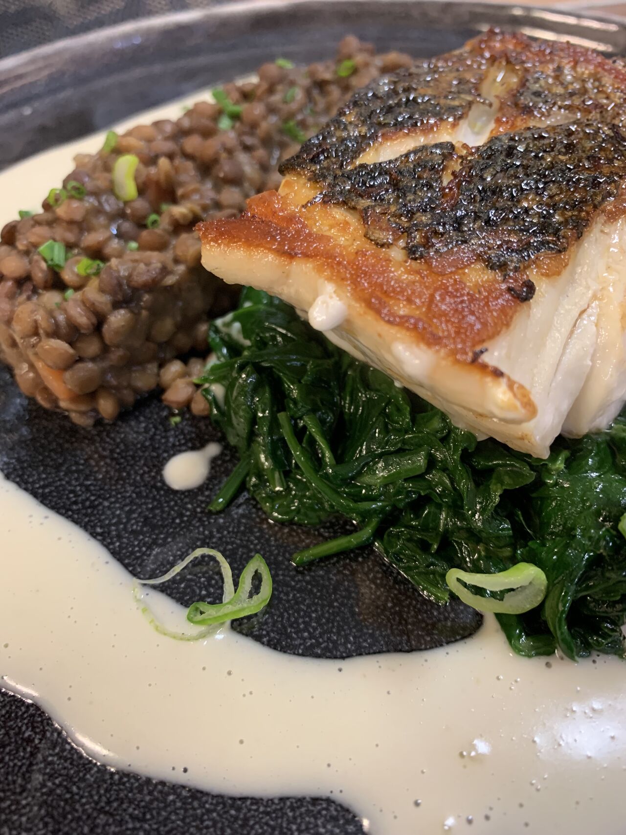 Le Pavé de Bar de Ligne Sauce Champagne, Epinards et Lentillons Bio de Champagne
