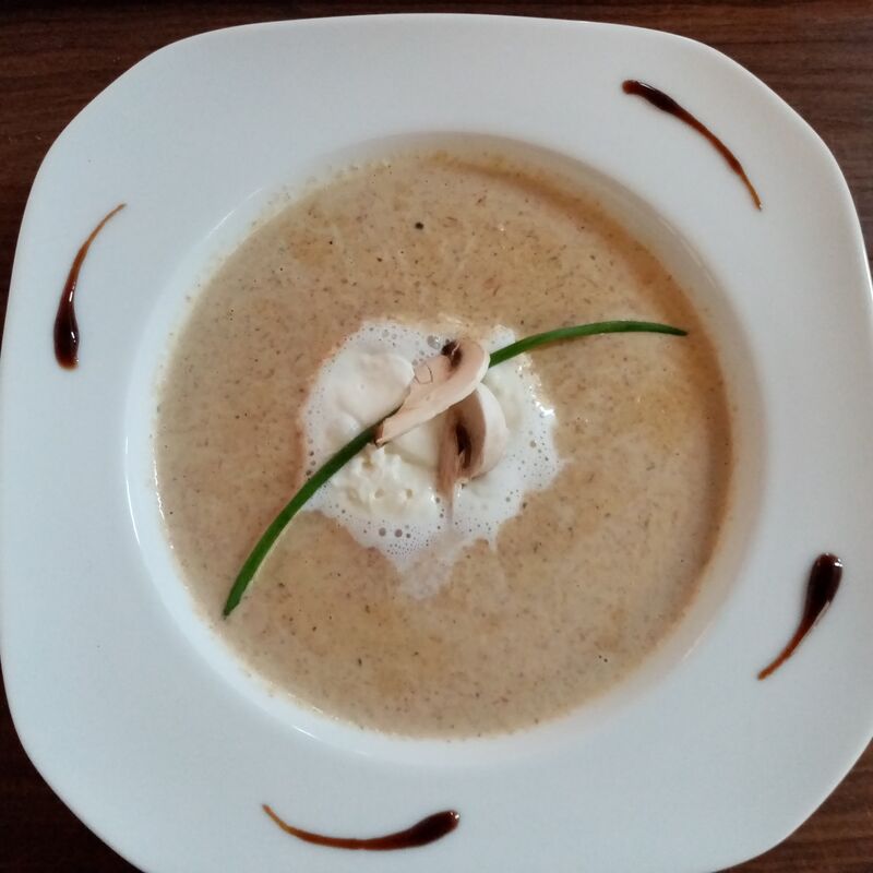 Velouté de champignons et sa mousse de foie gras