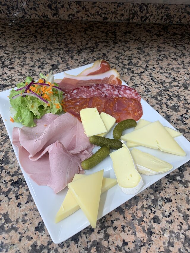 Assiette de charcuterie fromage