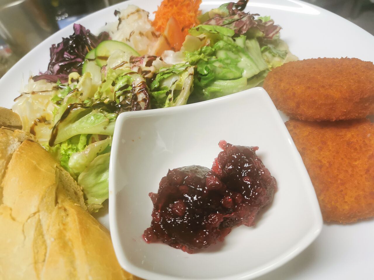 Gebackener Camembert
Preiselbeeren, Salat Garnitur und Baguette