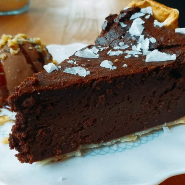 Tarta de chocolate con escamas de sal