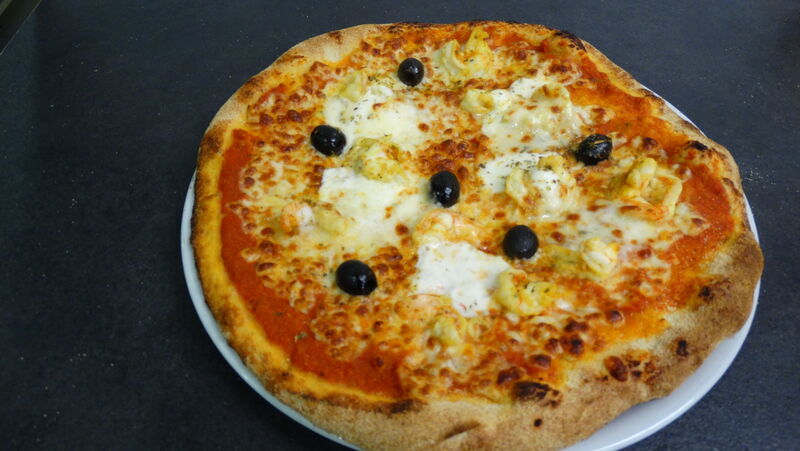 Pizza Scampi:
Sauce tomate (maison), Mozzarella, Scampis ( marinés) crème, olives marinées, Ail, Persil