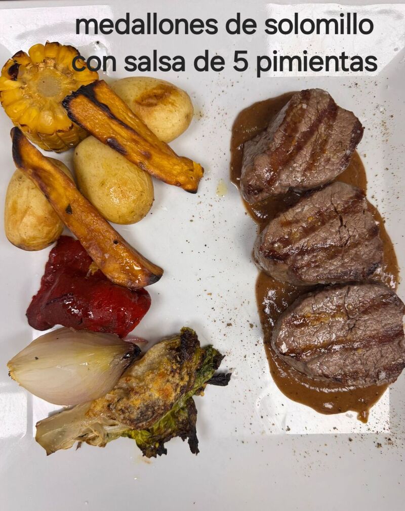 MEDALLONES DE SOLOMILLO CON SALSA DE 5 PIMIENTAS
