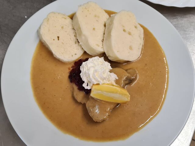 Rinderbraten in Rahmsoße mit Preiselbeeren und böhmischen Knödeln
