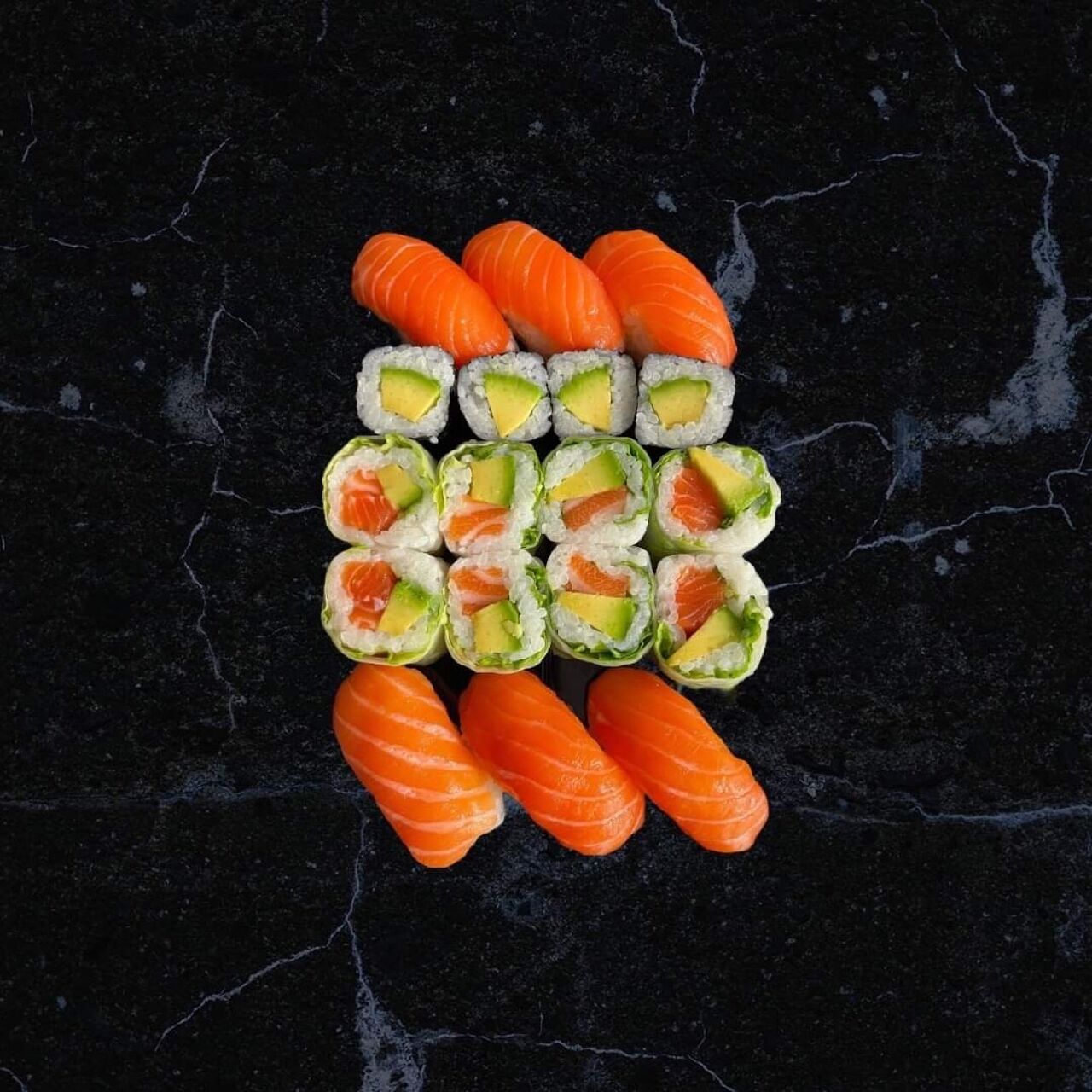 S2 ( 6 sushis saumon, 4 maki avocat, 8 verde maki saumon avocat )