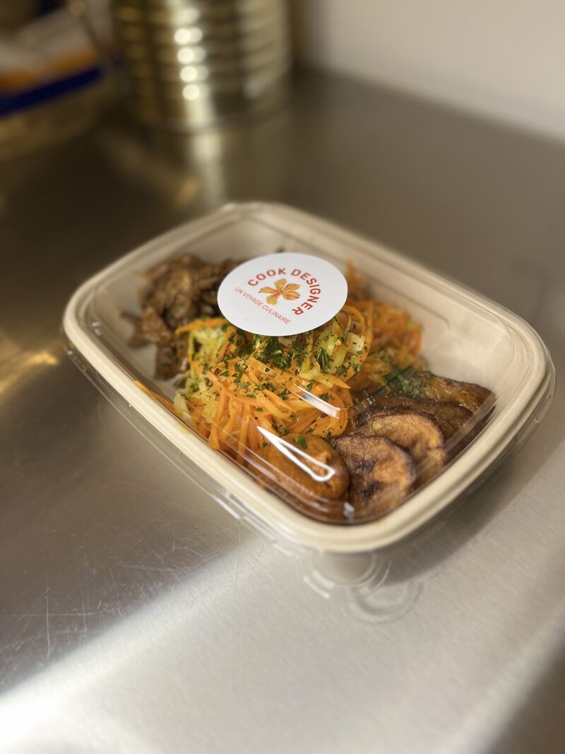 Sauté de bœuf au saté, banane alloco, pikliz 