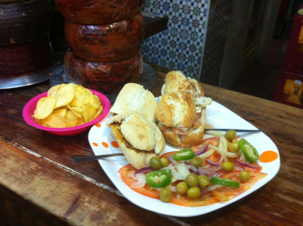 Montaditos con ensaladas o patatas fritas.-