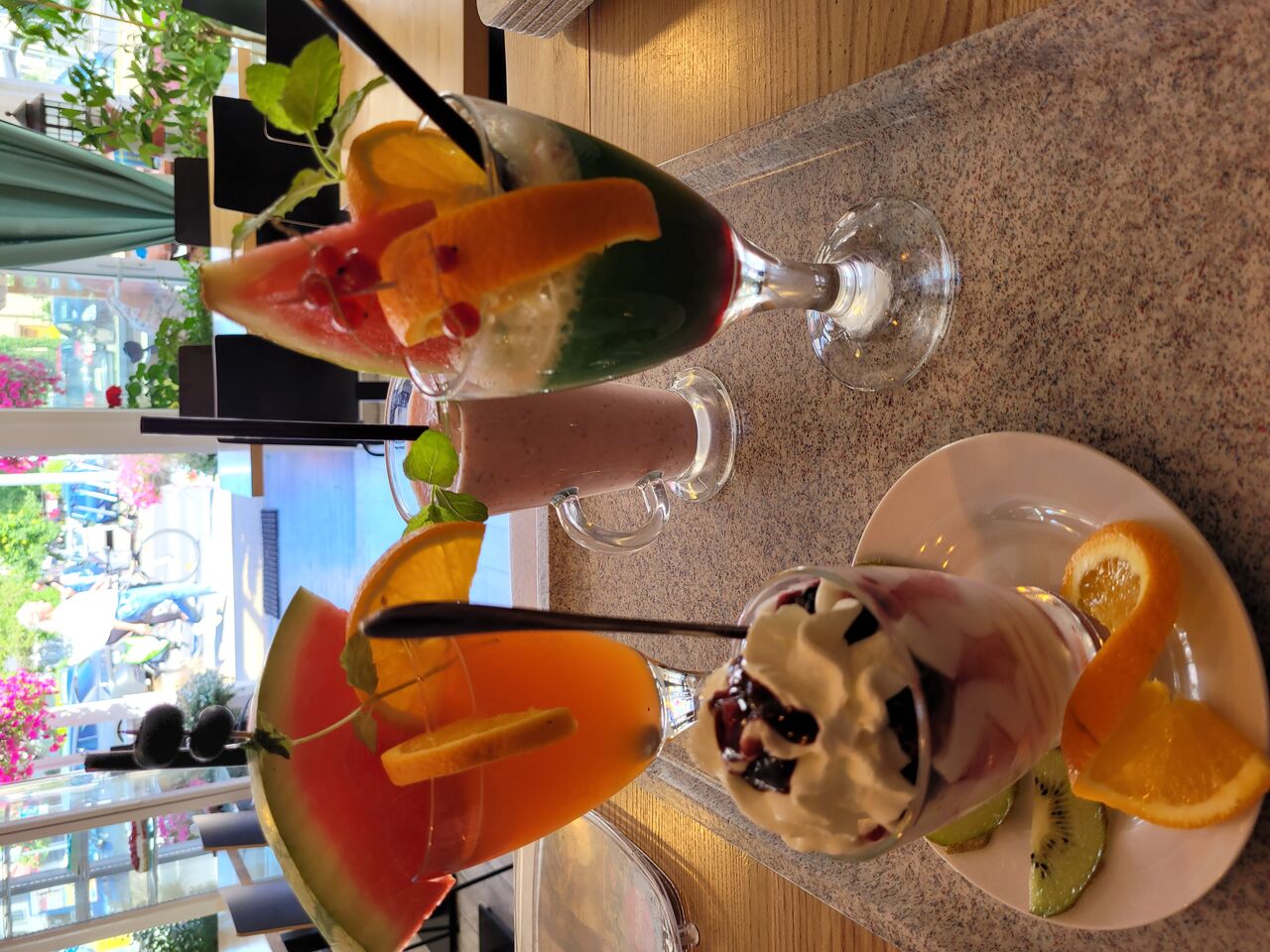 Lody o smaku owocow leśnych.koktajl truskawkowy, drink Aperol Spitz, drink blu curacao 