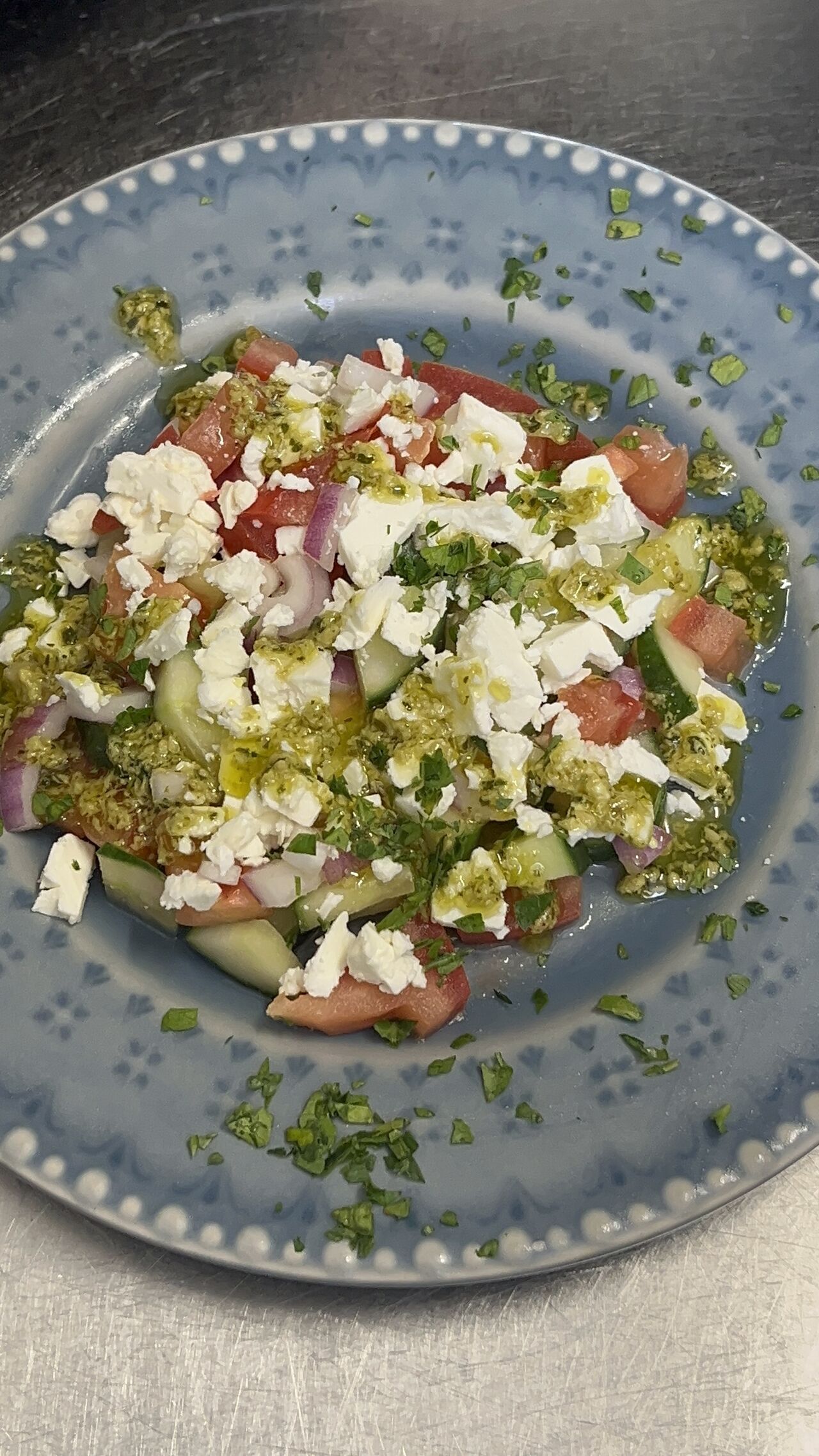 Entrée : Fêta tomate oignon rouge concombre et huile de pesto 