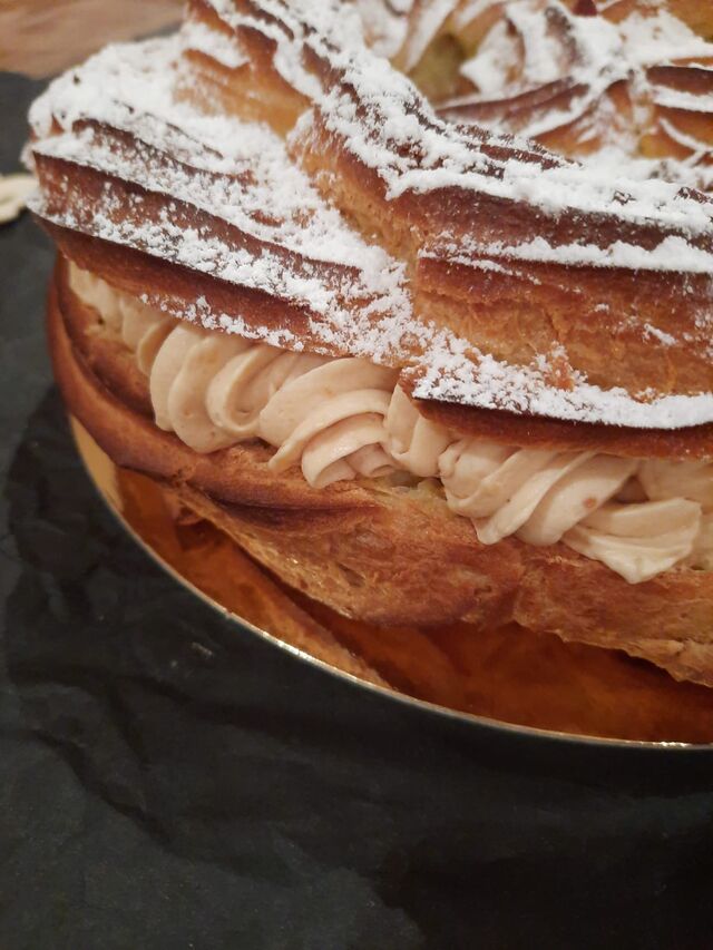 Paris -Brest : crème praliné, pâte a choux parsemé d amandes effilées 