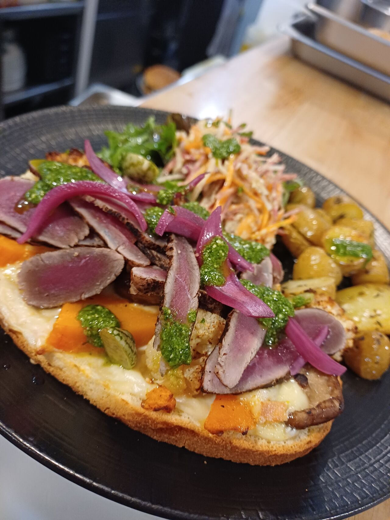 Bruschetta, potimarron, champignons, morbier et filet de canard brûlé 