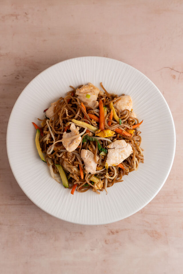Spaghetti di Riso con Pollo e Verdure 